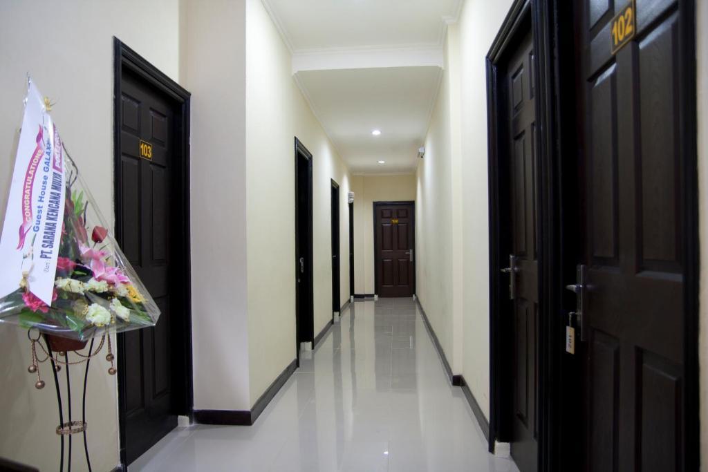 Galaxy Guest House Surabaya Ngoại thất bức ảnh